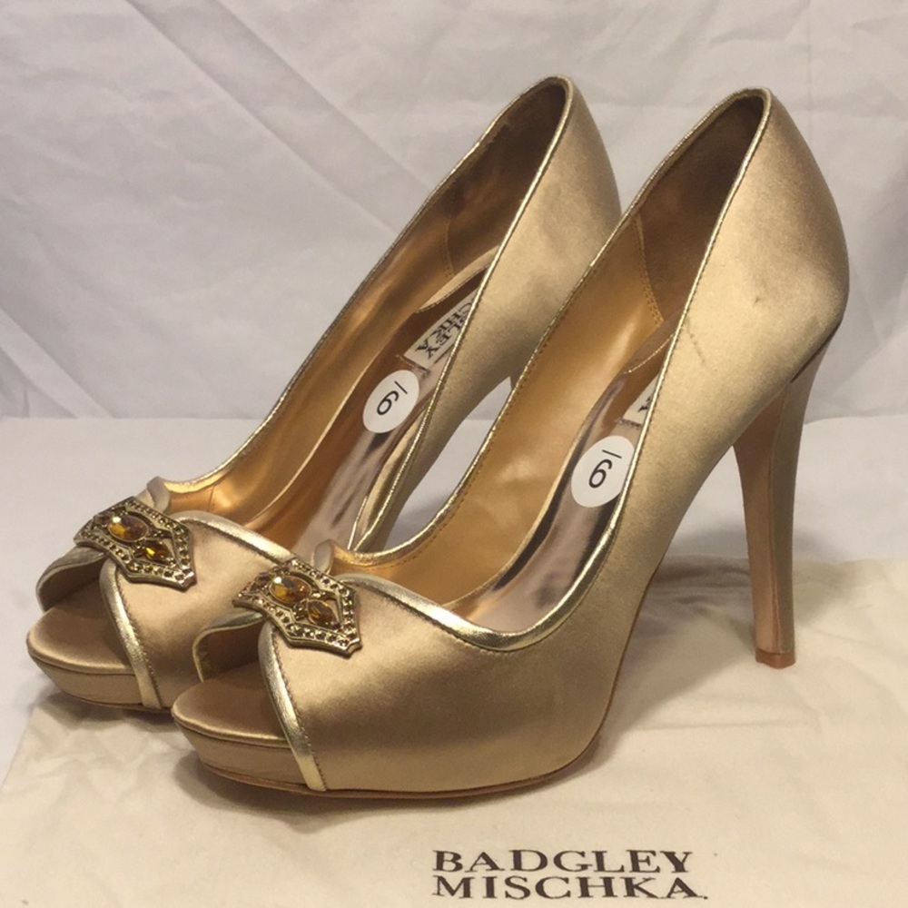 Badgley Mischka jeweled peep toe beauty!🌟